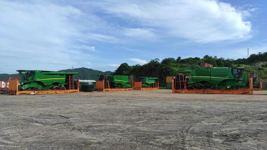 Flota agrícola lista para embarque — Lausant Global